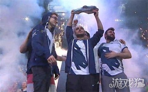 击球仰角趋 击球仰角趋